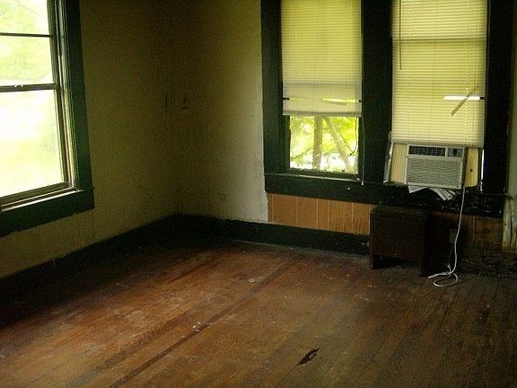 2nd image of 815 Holliday St
