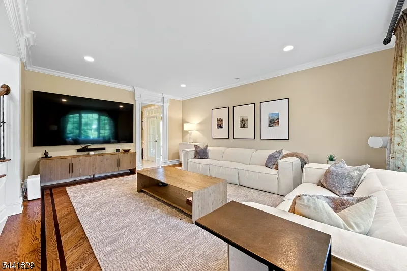 5 bed, 4.5 bath, 5494 sqft, $13,000 — Photo 4