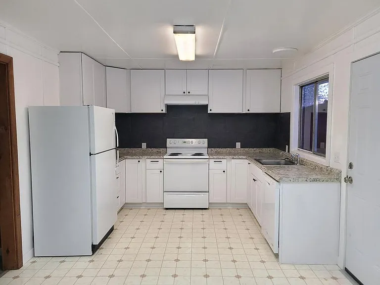 303 E Christina St — Photo 24