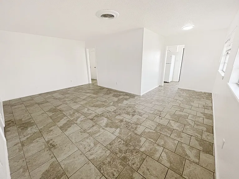 2612-2614 E Sunset Cir — Photo 2