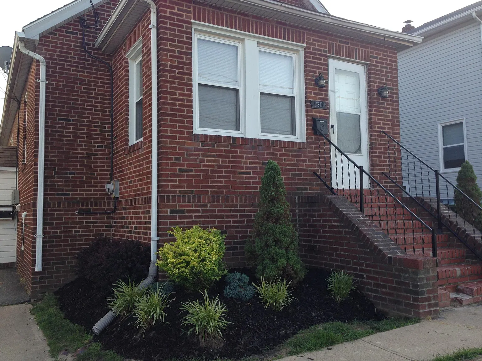 1307 Linden Ave — Photo 2