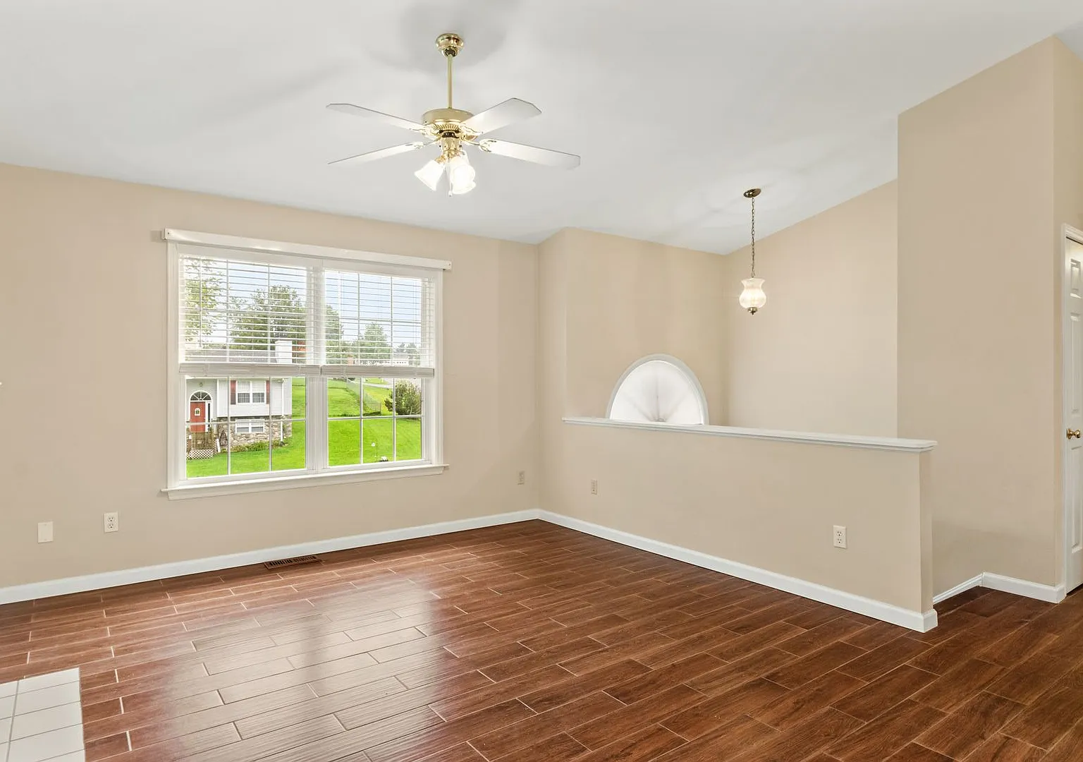 3 Bed / 3 Bath. Pet Friendly. Easy access to US 460 / I 81. — Photo 2