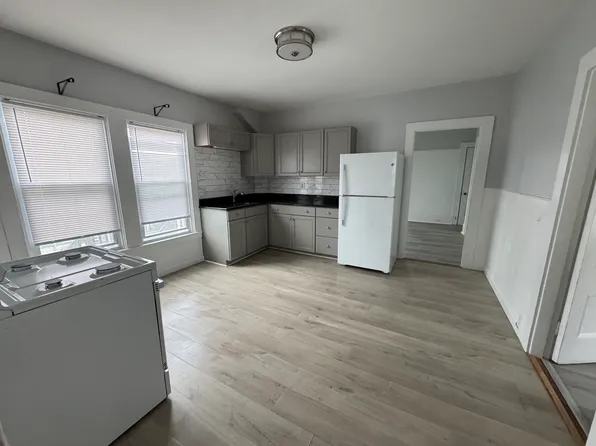 126 Arch St APT 1, Middleboro, MA 02346