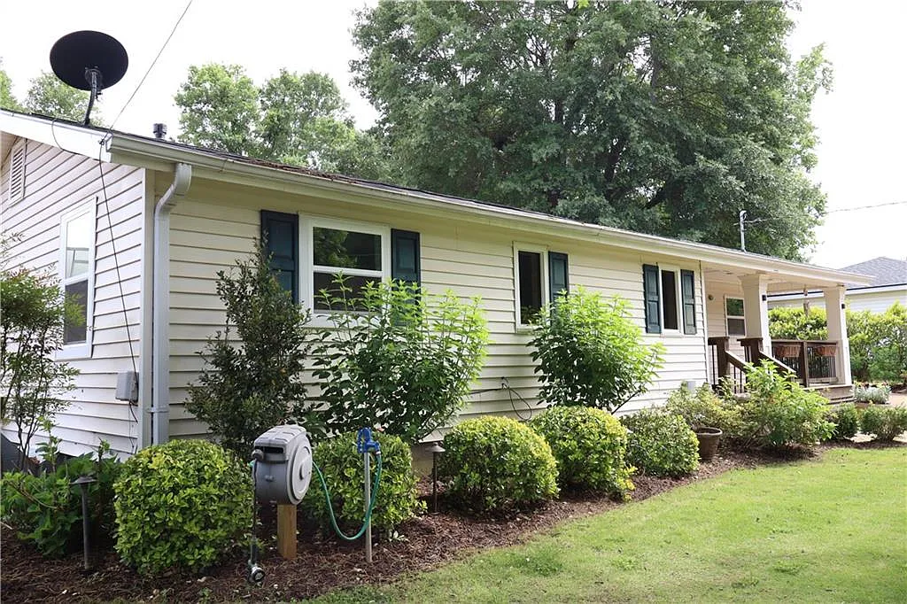 3 bed, 1.0 bath, 1128 sqft, $1,990 — Photo 4