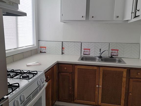 2nd image of 4046 1/2 Winona Ave #4046-1/2