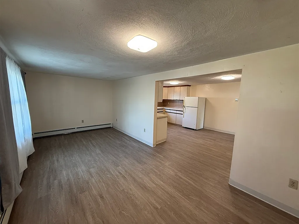 3 bed, 1.0 bath, 1085 sqft, $3,300 — Photo 4