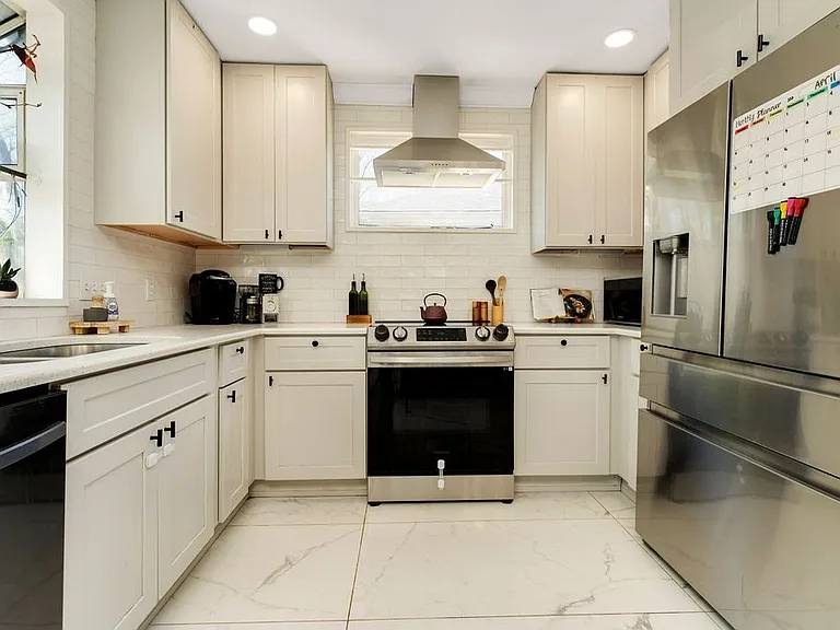 1422 Benjamin St — Photo 14