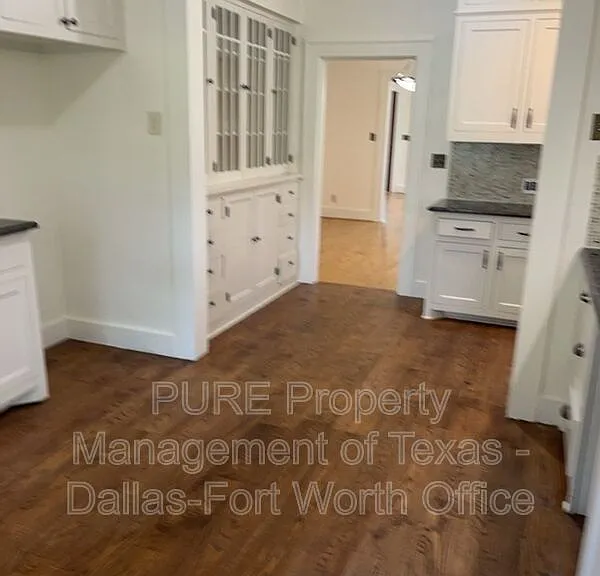 501 E Monroe St — Photo 14