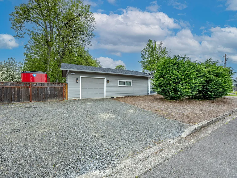 1386 Roundup Dr — Photo 3