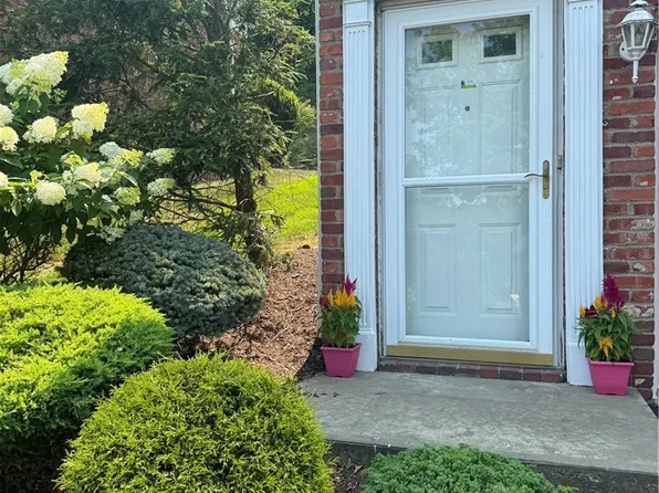 35 Shadow Dr, Pittsburgh, PA 15227