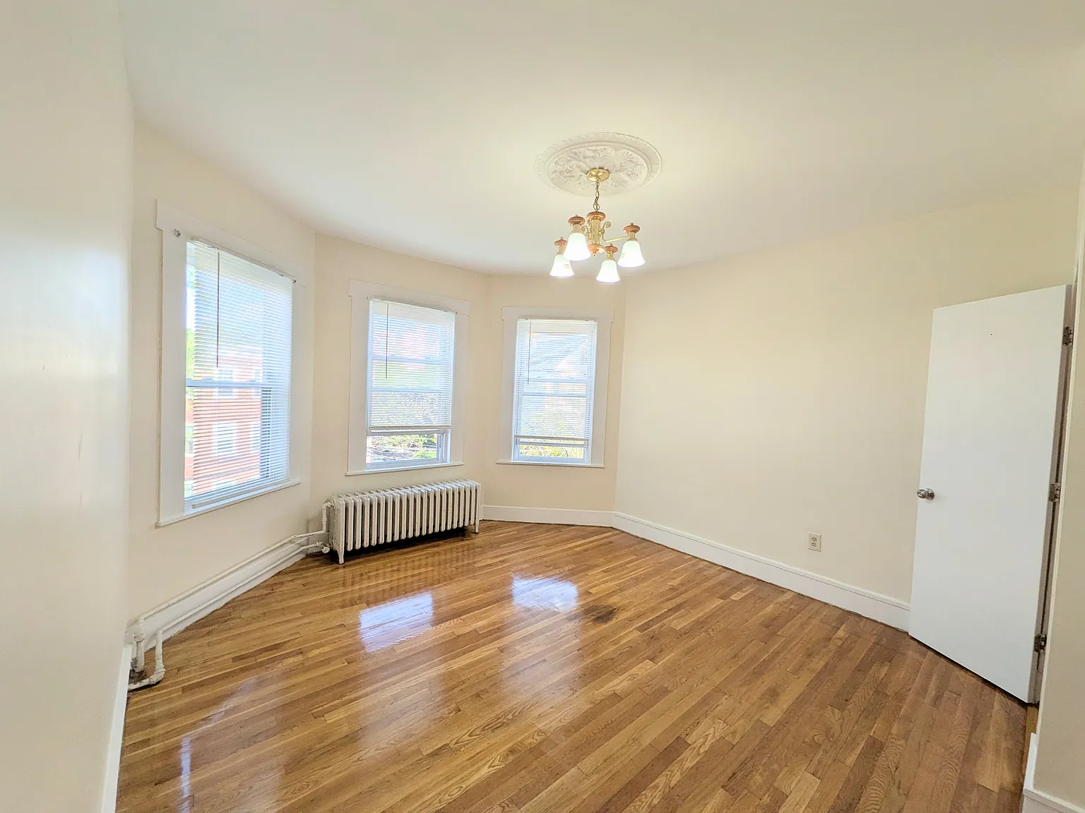 4 bed, 9999 sqft, $3,400 — Photo 3
