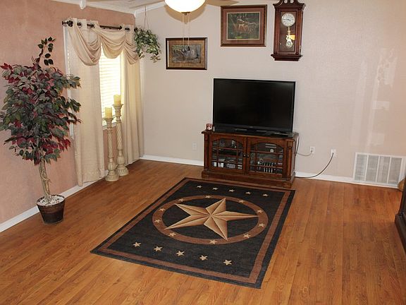 4th image of 3817 E Everglade Ave