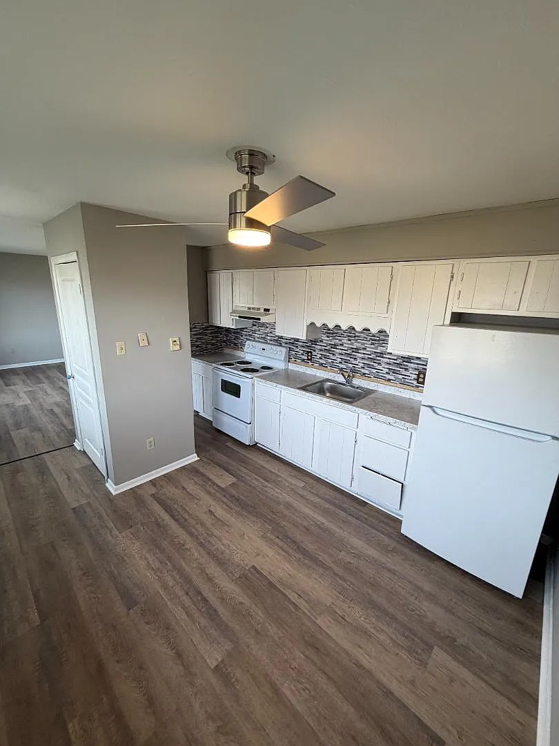 Unit Photo - 206 E 5th St