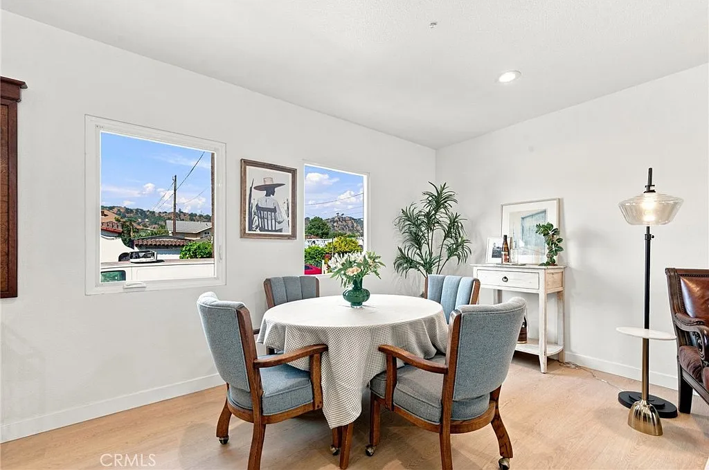 2 bed, 835 sqft, $3,020 — Photo 4