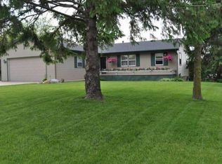 2122 Oriole Dr, Freeport, IL 61032