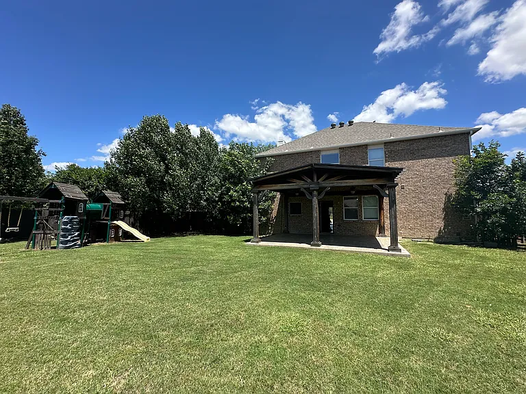 1909 Bradford Pear Sq — Photo 17