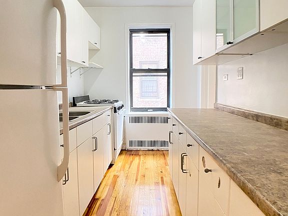 4th image of 729 W 186th St #F5