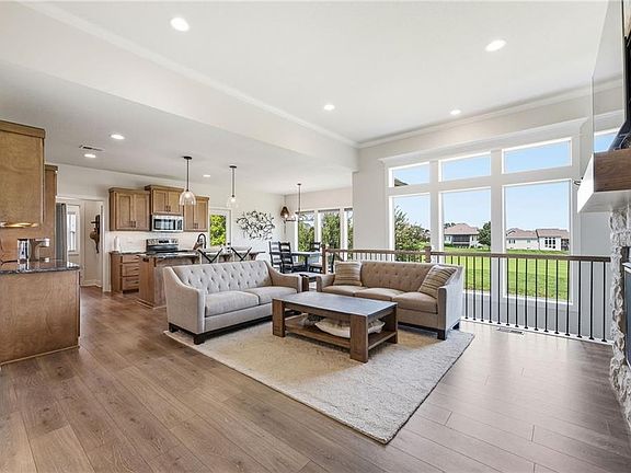4th image of 914 Churchill Cir