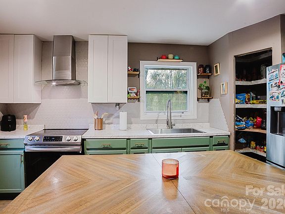 2nd image of 411 Peru Rd