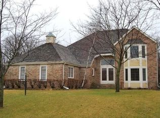10129 N Foxkirk Cir, Mequon, WI 53097