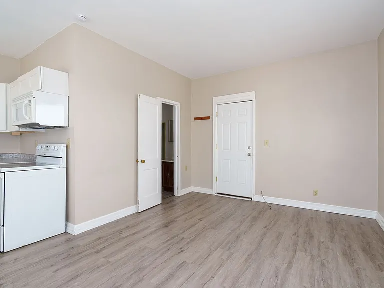 Karlton Apartments — Photo 11