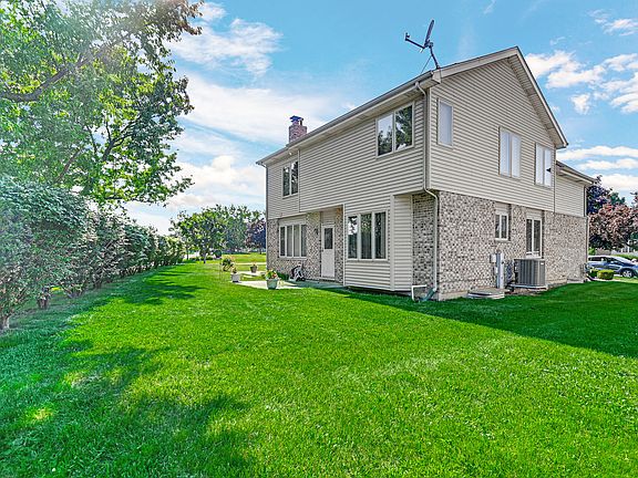 3rd image of 18623 Augusta Ln