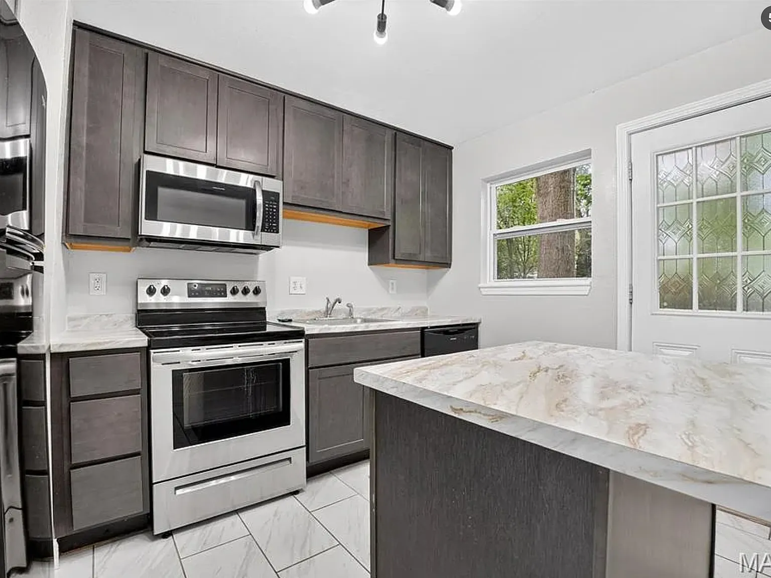 3 bed, 864 sqft, $1,725 — Photo 4
