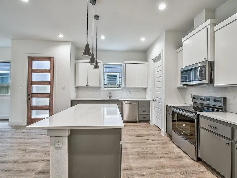 1632 Davis Ave — Photo 5