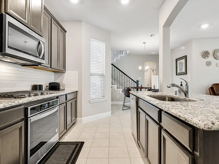 2072 Olivereta Dr — Photo 9