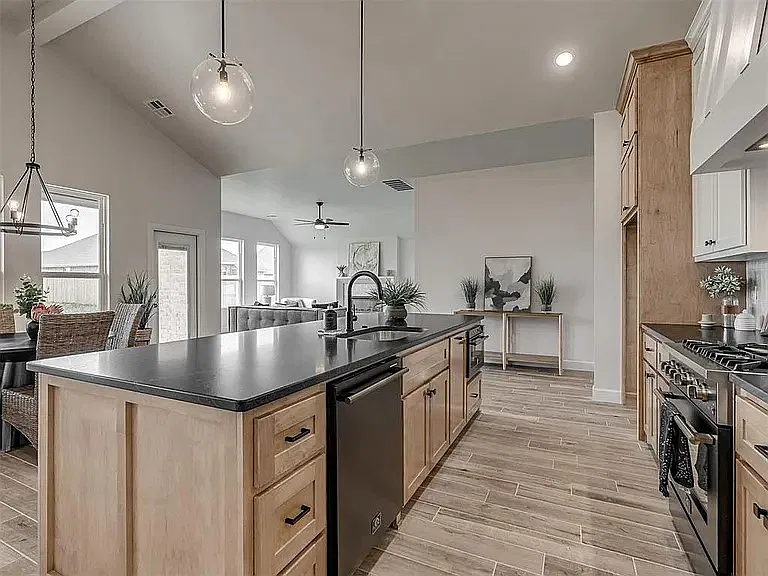 4 bed, 2084 sqft, $2,600 — Photo 2