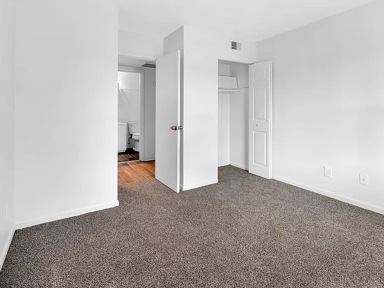 Yorktown Apartments — Photo 8