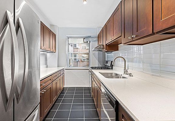 4th image of 530 Grand St APT E2a