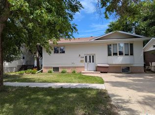 208 Herbert St, Maple Creek, SK S0N1N0