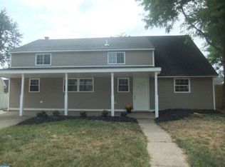 25 Great Oak Rd, Levittown, PA 19057