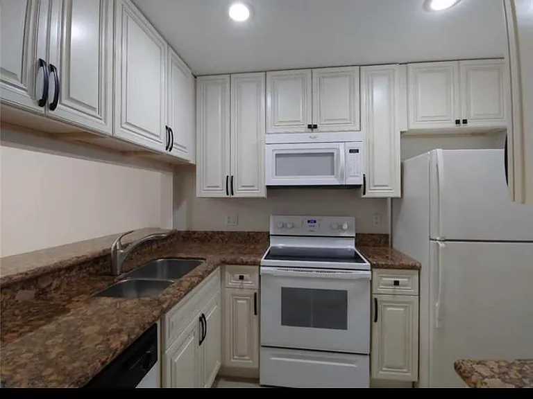 9903 Three Lakes Cir — Photo 3