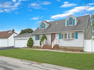 573 S 5th St, Lindenhurst, NY 11757