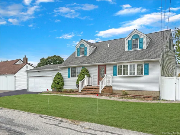 573 S 5th Street, Lindenhurst, NY 11757