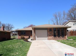 4731 Woodhaven Dr, Lincoln, NE 68516