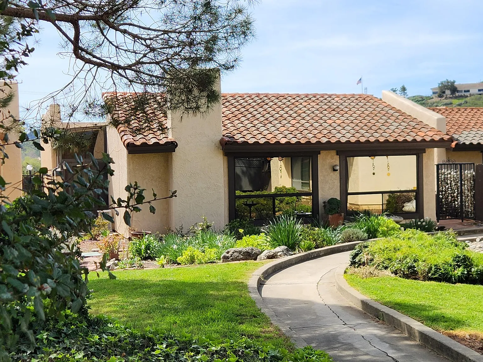 49 Los Palos Dr — Photo 2