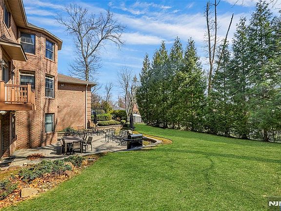 4th image of 180 Chestnut St