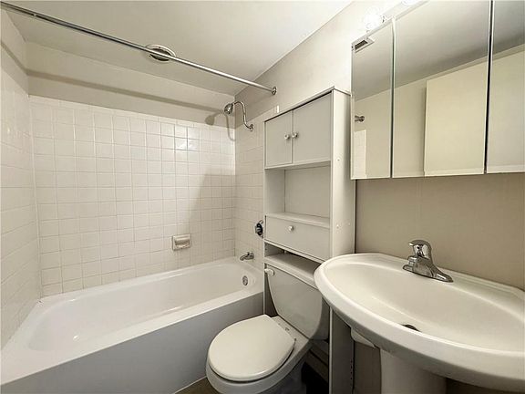 5th image of 600 E 8th St APT 5F