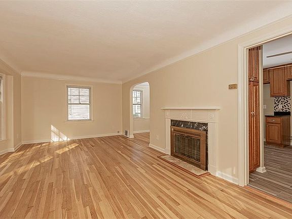 4th image of 305 E 218th St