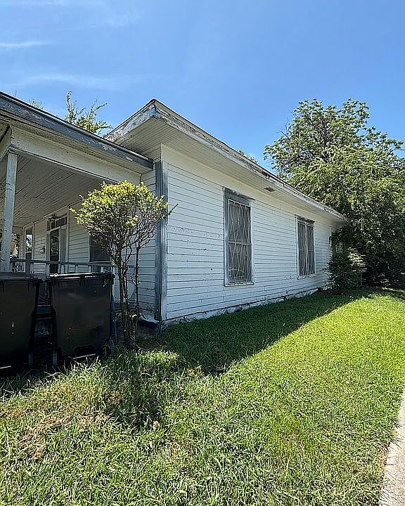 2nd image of 2206 Sayle St