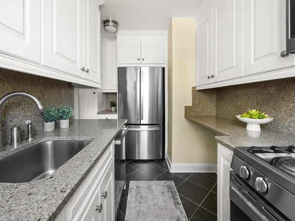 300 East 71st Street image 3 of 8