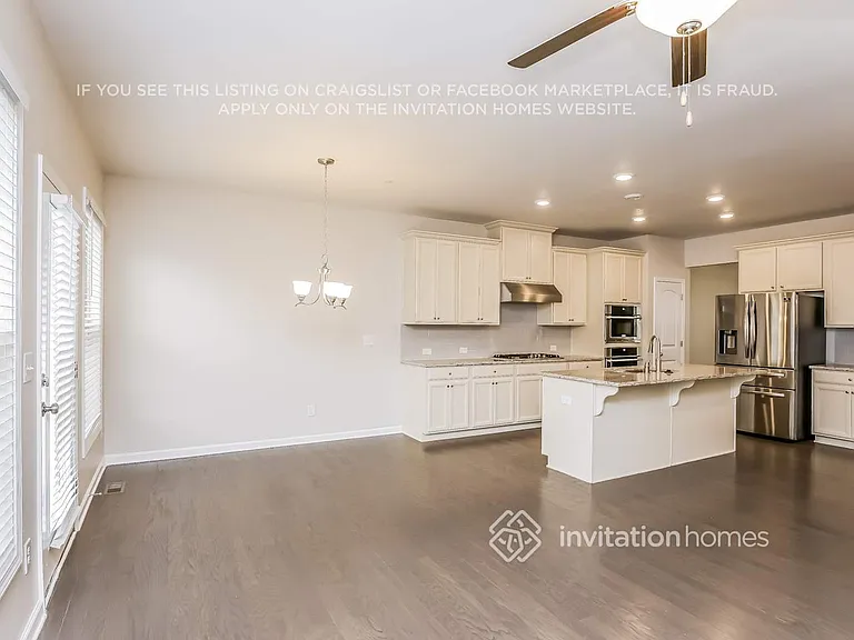 402 Montclair Ct — Photo 4