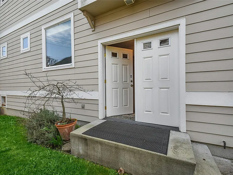 Second entrance on Main