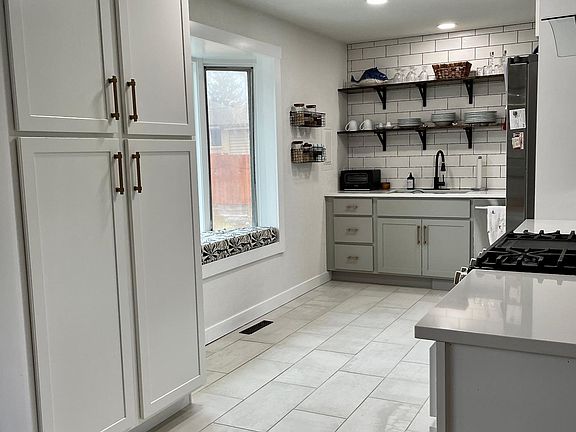 Kitchen w Bay Window Seating
Pantry w Pullout Wide Drawers