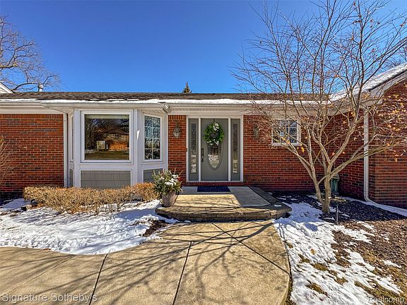 3rd image of 26170 Steele Rd