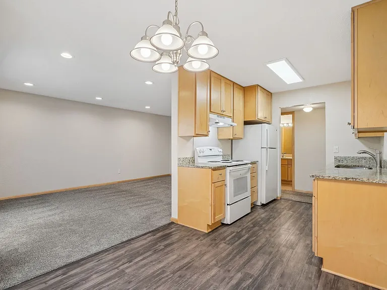 Larpenteur Estates Apartments — Photo 44