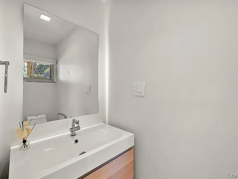 975 N Old Woodward Ave — Photo 20